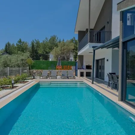 Pera Villa *